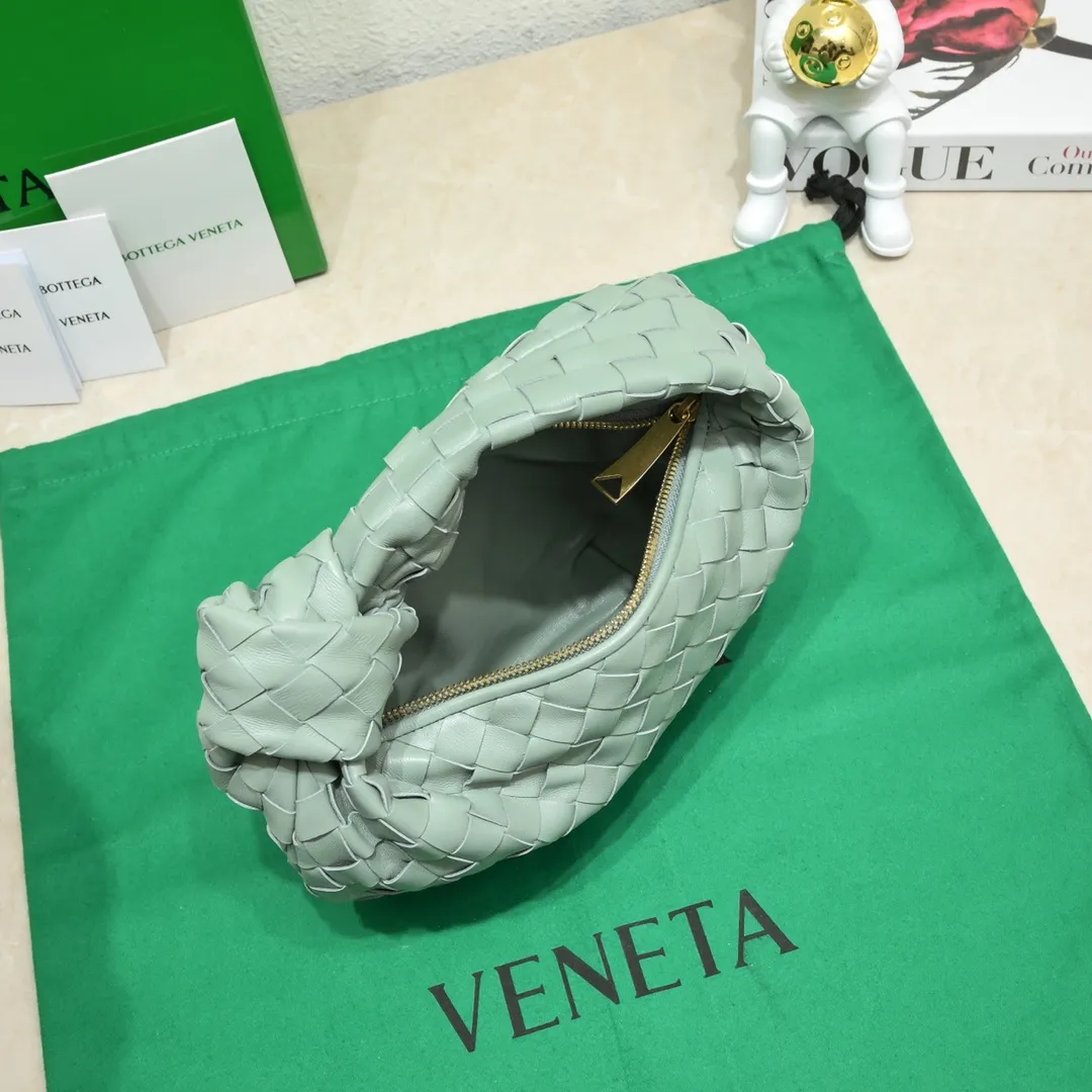 Batch 1120 BV Bottega Veneta's new early spring women's MINI JODIE handbag BV bag 🔥The new method is based on the original rounded corners, knotted with classic woven leather round hobo bag, The most iconic triangular pull-out design, using sheepskin draped soft shape, is super suitable for concave shapes~ Jodie feels really gentle to people, and is definitely the best item for daily matching. It has the same weave, new elements and twists, is compact and versatile, and is the new favorite of street style Internet celebrities! Dimensions: 23x28x8 Model: 6699-1, Color: Sage